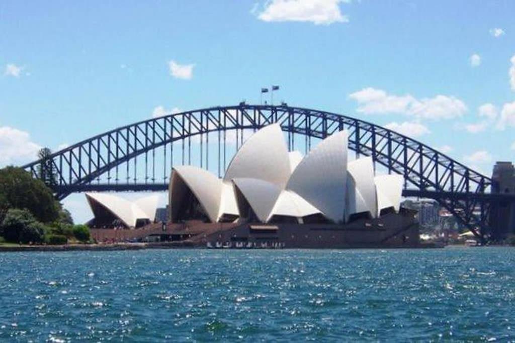 Comfy Triple - Ac - Centrally Located Of Sydnear- Station Town Hall Icc Darling Harbour Uts Usyd - Shared Bathroom Guest house Sydney